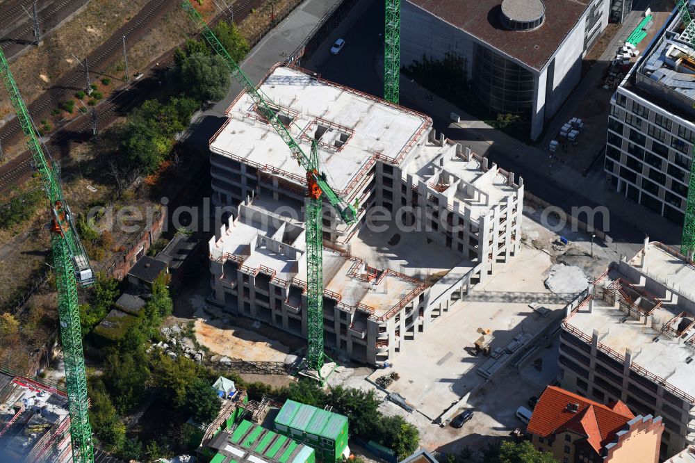 Berlin from above - Construction site for the new skyscraper ensemble Max und Moritz Quartier - UPSIDE BERLIN with residential and commercial units by the company DIE WOHNKOMPANIE Berlin GmbH and the architecture office Noefer Gesellschaft von Architekten mbH on Mariane-von-Rantzau-Strasse in the district Friedrichshain in Berlin, Germany