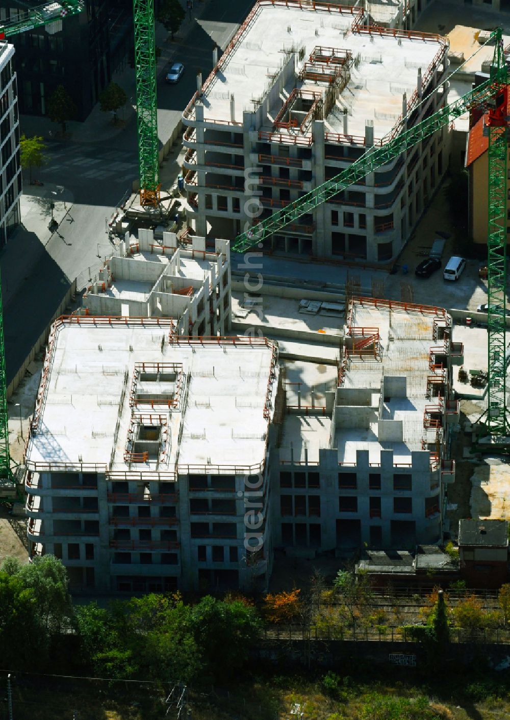 Berlin from the bird's eye view: Construction site for the new skyscraper ensemble Max und Moritz Quartier - UPSIDE BERLIN with residential and commercial units by the company DIE WOHNKOMPANIE Berlin GmbH and the architecture office Noefer Gesellschaft von Architekten mbH on Mariane-von-Rantzau-Strasse in the district Friedrichshain in Berlin, Germany