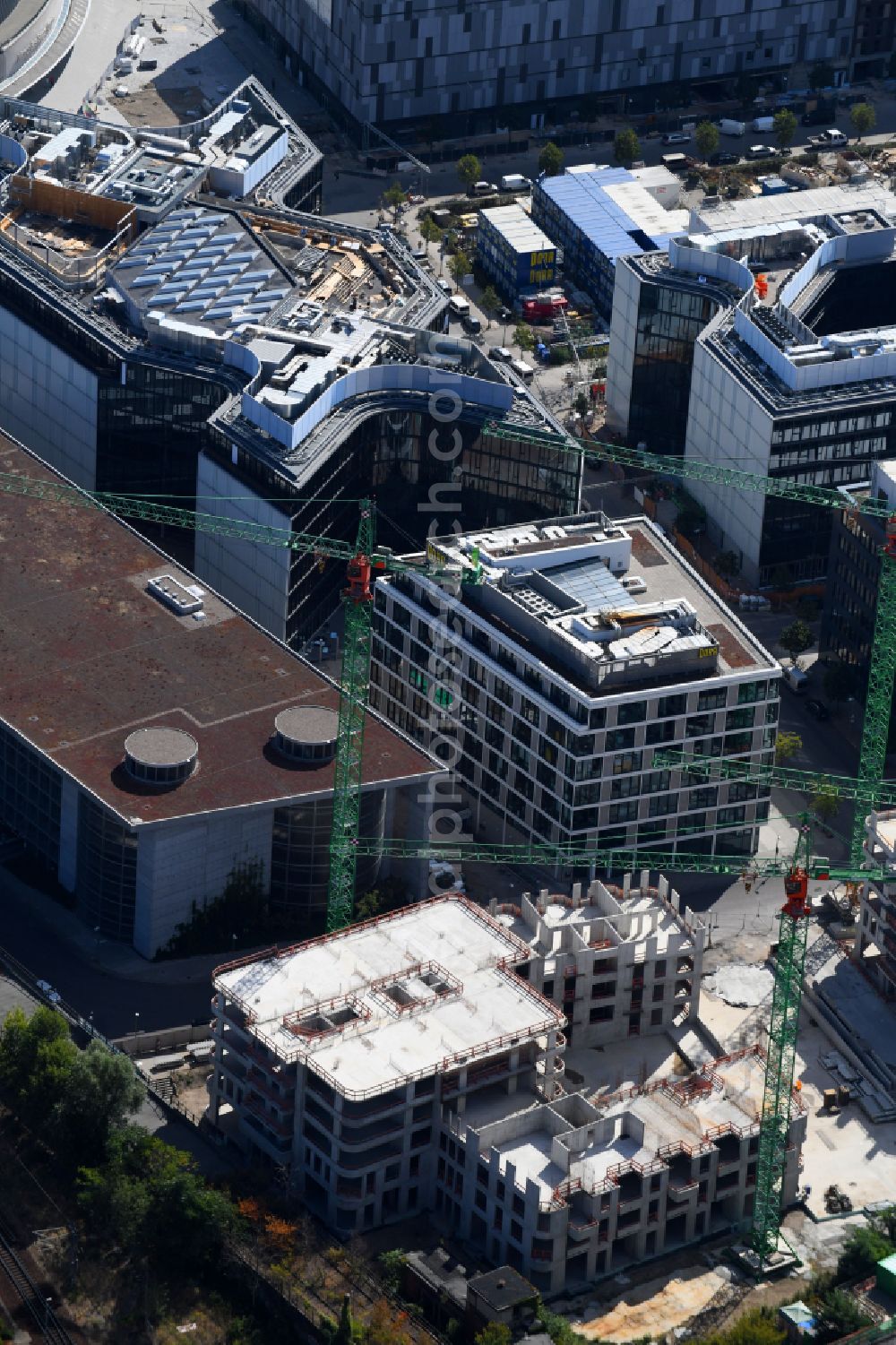 Aerial photograph Berlin - Construction site for the new skyscraper ensemble Max und Moritz Quartier - UPSIDE BERLIN with residential and commercial units by the company DIE WOHNKOMPANIE Berlin GmbH and the architecture office Noefer Gesellschaft von Architekten mbH on Mariane-von-Rantzau-Strasse in the district Friedrichshain in Berlin, Germany