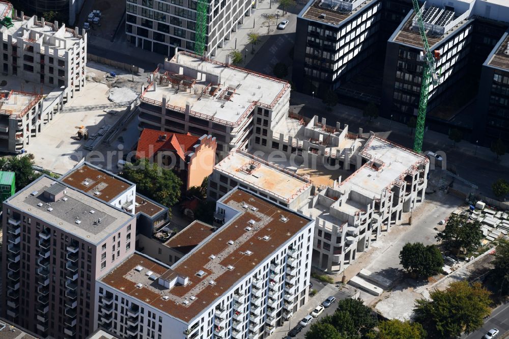 Berlin from above - Construction site for the new skyscraper ensemble Max und Moritz Quartier - UPSIDE BERLIN with residential and commercial units by the company DIE WOHNKOMPANIE Berlin GmbH and the architecture office Noefer Gesellschaft von Architekten mbH on Mariane-von-Rantzau-Strasse in the district Friedrichshain in Berlin, Germany