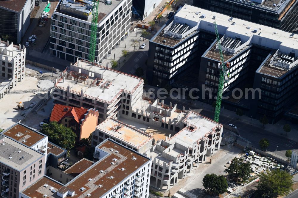 Berlin from the bird's eye view: Construction site for the new skyscraper ensemble Max und Moritz Quartier - UPSIDE BERLIN with residential and commercial units by the company DIE WOHNKOMPANIE Berlin GmbH and the architecture office Noefer Gesellschaft von Architekten mbH on Mariane-von-Rantzau-Strasse in the district Friedrichshain in Berlin, Germany