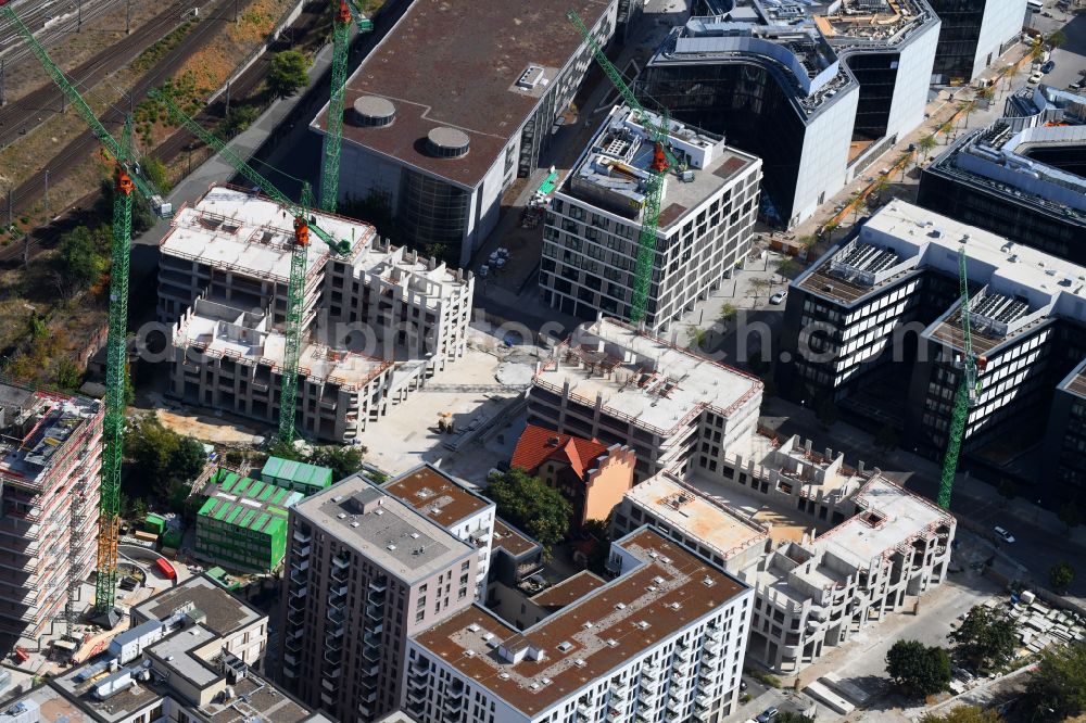 Aerial image Berlin - Construction site for the new skyscraper ensemble Max und Moritz Quartier - UPSIDE BERLIN with residential and commercial units by the company DIE WOHNKOMPANIE Berlin GmbH and the architecture office Noefer Gesellschaft von Architekten mbH on Mariane-von-Rantzau-Strasse in the district Friedrichshain in Berlin, Germany