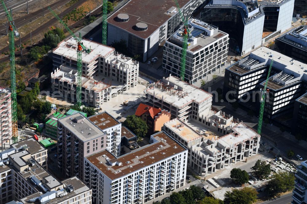 Aerial photograph Berlin - Construction site for the new skyscraper ensemble Max und Moritz Quartier - UPSIDE BERLIN with residential and commercial units by the company DIE WOHNKOMPANIE Berlin GmbH and the architecture office Noefer Gesellschaft von Architekten mbH on Mariane-von-Rantzau-Strasse in the district Friedrichshain in Berlin, Germany