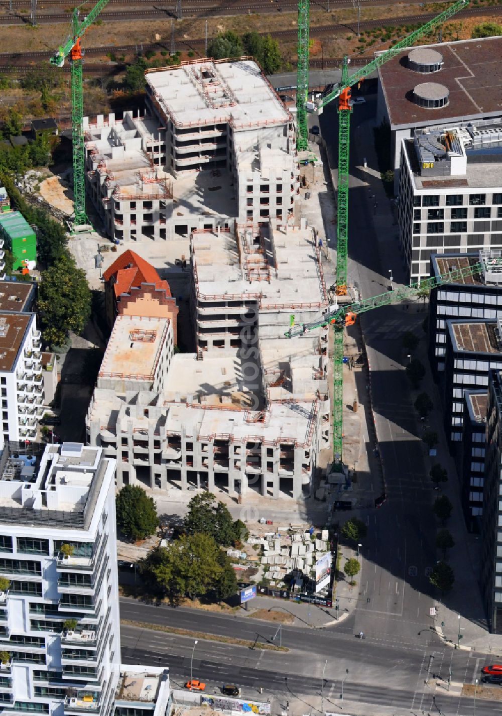 Berlin from above - Construction site for the new skyscraper ensemble Max und Moritz Quartier - UPSIDE BERLIN with residential and commercial units by the company DIE WOHNKOMPANIE Berlin GmbH and the architecture office Noefer Gesellschaft von Architekten mbH on Mariane-von-Rantzau-Strasse in the district Friedrichshain in Berlin, Germany