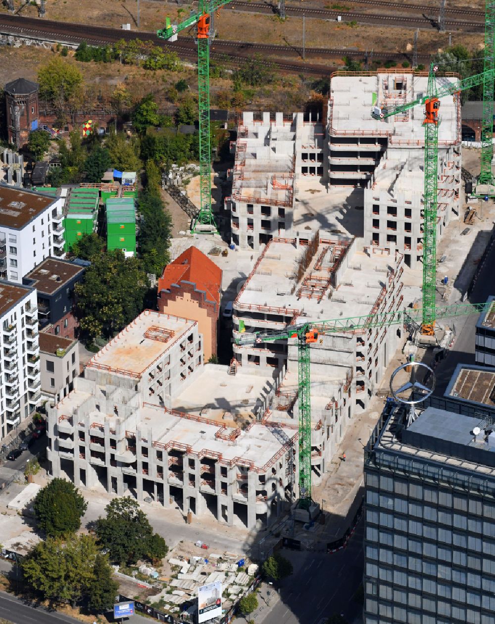 Aerial image Berlin - Construction site for the new skyscraper ensemble Max und Moritz Quartier - UPSIDE BERLIN with residential and commercial units by the company DIE WOHNKOMPANIE Berlin GmbH and the architecture office Noefer Gesellschaft von Architekten mbH on Mariane-von-Rantzau-Strasse in the district Friedrichshain in Berlin, Germany