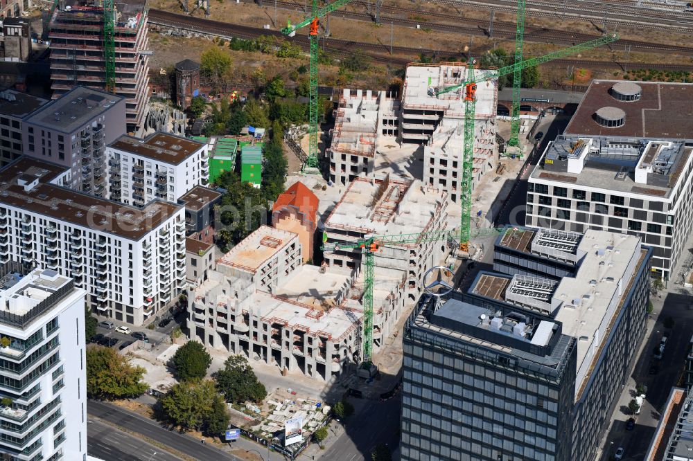 Aerial photograph Berlin - Construction site for the new skyscraper ensemble Max und Moritz Quartier - UPSIDE BERLIN with residential and commercial units by the company DIE WOHNKOMPANIE Berlin GmbH and the architecture office Noefer Gesellschaft von Architekten mbH on Mariane-von-Rantzau-Strasse in the district Friedrichshain in Berlin, Germany