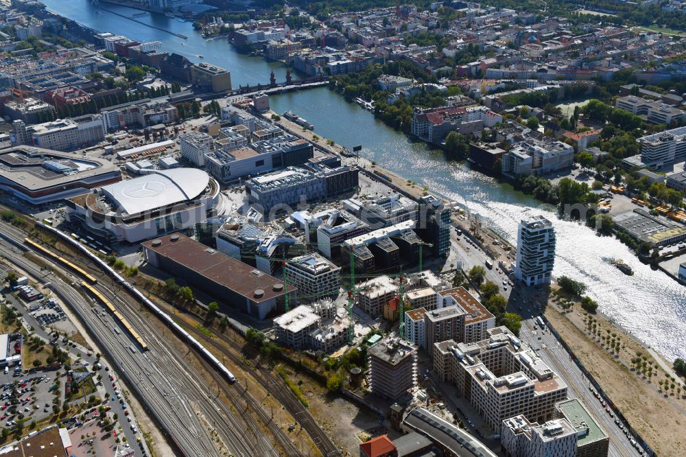 Aerial photograph Berlin - Construction site for the new skyscraper ensemble Max und Moritz Quartier - UPSIDE BERLIN with residential and commercial units by the company DIE WOHNKOMPANIE Berlin GmbH and the architecture office Noefer Gesellschaft von Architekten mbH on Mariane-von-Rantzau-Strasse in the district Friedrichshain in Berlin, Germany