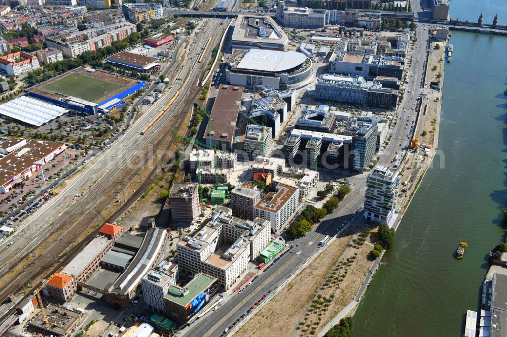 Berlin from the bird's eye view: Construction site for the new skyscraper ensemble Max und Moritz Quartier - UPSIDE BERLIN with residential and commercial units by the company DIE WOHNKOMPANIE Berlin GmbH and the architecture office Noefer Gesellschaft von Architekten mbH on Mariane-von-Rantzau-Strasse in the district Friedrichshain in Berlin, Germany