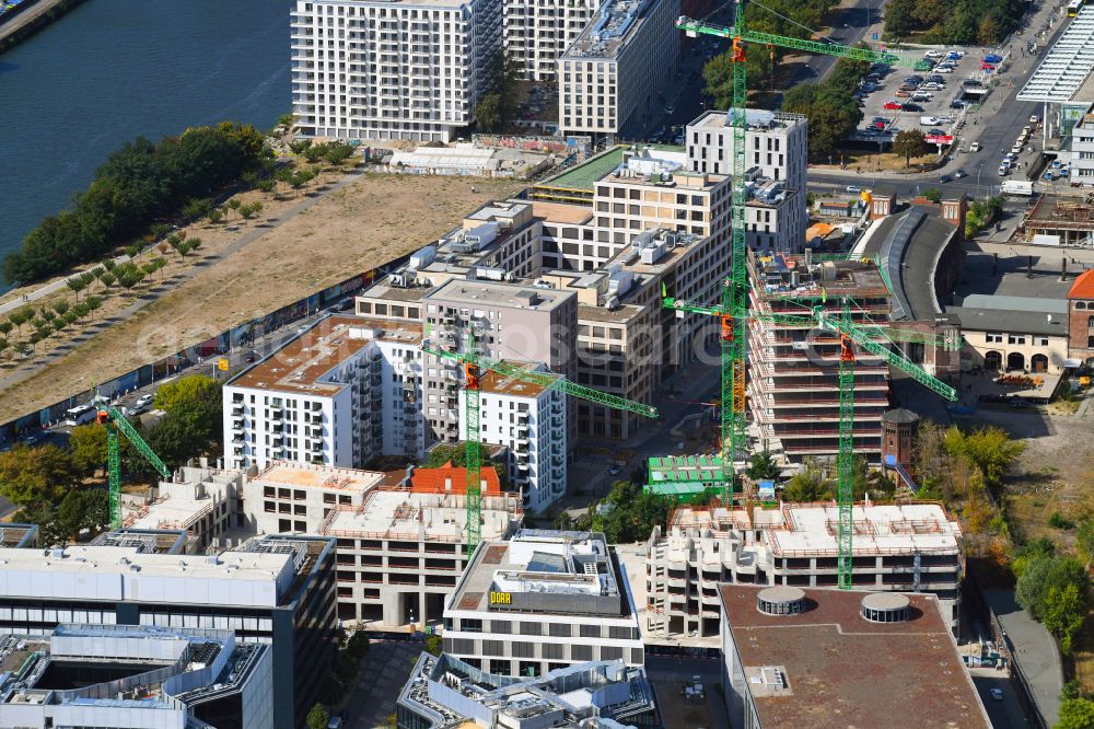 Aerial image Berlin - Construction site for the new skyscraper ensemble Max und Moritz Quartier - UPSIDE BERLIN with residential and commercial units by the company DIE WOHNKOMPANIE Berlin GmbH and the architecture office Noefer Gesellschaft von Architekten mbH on Mariane-von-Rantzau-Strasse in the district Friedrichshain in Berlin, Germany