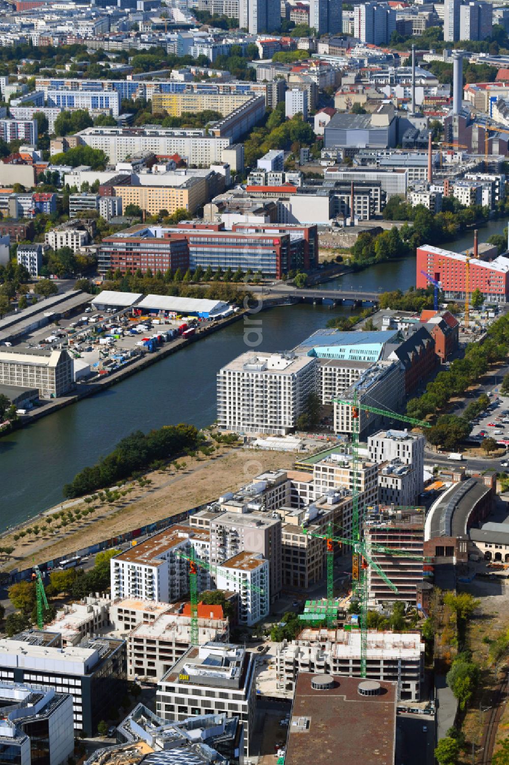 Aerial photograph Berlin - Construction site for the new skyscraper ensemble Max und Moritz Quartier - UPSIDE BERLIN with residential and commercial units by the company DIE WOHNKOMPANIE Berlin GmbH and the architecture office Noefer Gesellschaft von Architekten mbH on Mariane-von-Rantzau-Strasse in the district Friedrichshain in Berlin, Germany