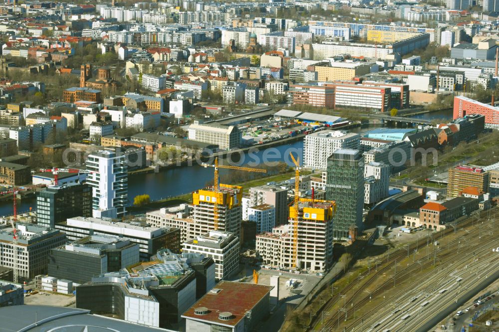 Aerial image Berlin - Construction site for the new skyscraper ensemble Max und Moritz Quartier - UPSIDE BERLIN with residential and commercial units by the company DIE WOHNKOMPANIE Berlin GmbH and the architecture office Noefer Gesellschaft von Architekten mbH on Mariane-von-Rantzau-Strasse in the district Friedrichshain in Berlin, Germany