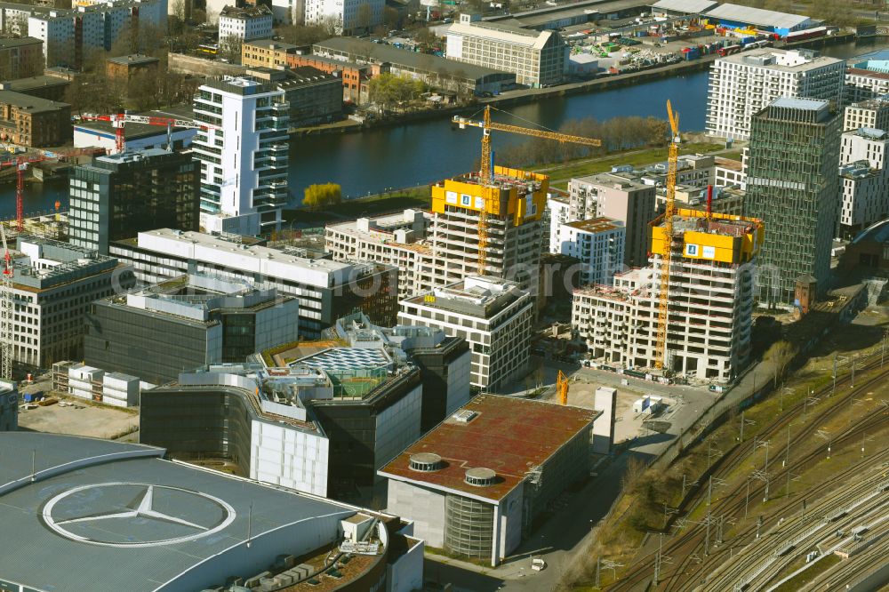 Berlin from the bird's eye view: Construction site for the new skyscraper ensemble Max und Moritz Quartier - UPSIDE BERLIN with residential and commercial units by the company DIE WOHNKOMPANIE Berlin GmbH and the architecture office Noefer Gesellschaft von Architekten mbH on Mariane-von-Rantzau-Strasse in the district Friedrichshain in Berlin, Germany