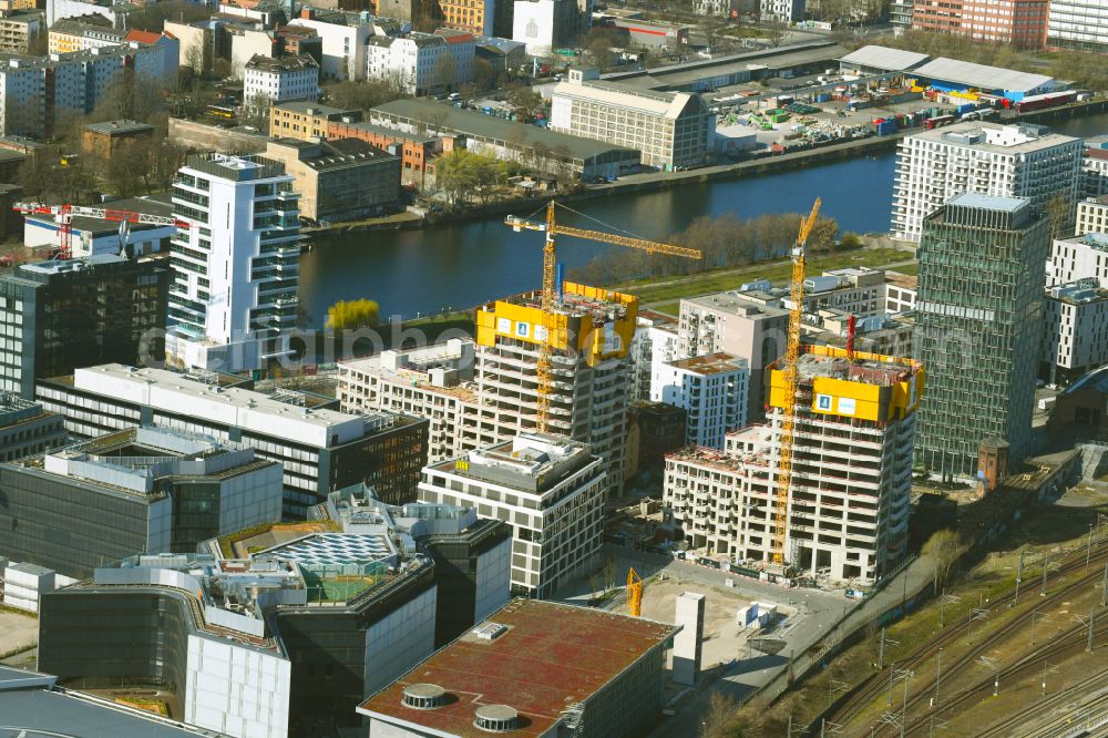 Aerial image Berlin - Construction site for the new skyscraper ensemble Max und Moritz Quartier - UPSIDE BERLIN with residential and commercial units by the company DIE WOHNKOMPANIE Berlin GmbH and the architecture office Noefer Gesellschaft von Architekten mbH on Mariane-von-Rantzau-Strasse in the district Friedrichshain in Berlin, Germany