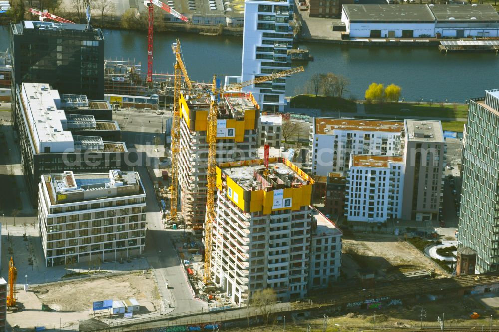 Aerial photograph Berlin - Construction site for the new skyscraper ensemble Max und Moritz Quartier - UPSIDE BERLIN with residential and commercial units by the company DIE WOHNKOMPANIE Berlin GmbH and the architecture office Noefer Gesellschaft von Architekten mbH on Mariane-von-Rantzau-Strasse in the district Friedrichshain in Berlin, Germany