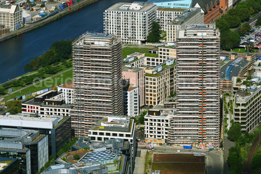 Berlin from the bird's eye view: Construction site for the new skyscraper ensemble Max und Moritz Quartier - UPSIDE BERLIN with residential and commercial units by the company DIE WOHNKOMPANIE Berlin GmbH and the architecture office Noefer Gesellschaft von Architekten mbH on Mariane-von-Rantzau-Strasse in the district Friedrichshain in Berlin, Germany