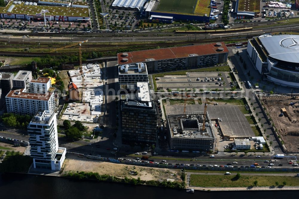 Aerial photograph Berlin - Construction site for the new skyscraper ensemble Max und Moritz Quartier with residential and commercial units by the company DIE WOHNKOMPANIE Berlin GmbH and the architecture office Noefer Gesellschaft von Architekten mbH on Mariane-von-Rantzau-Strasse in Friedrichshain-Kreuzberg district in Berlin, Germany