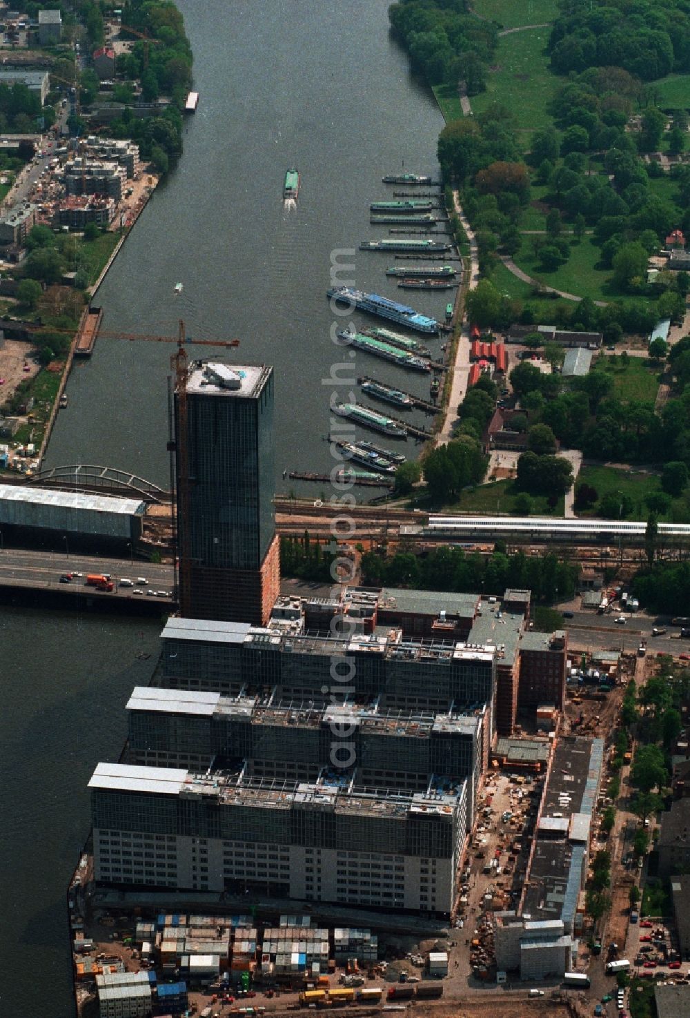 Berlin Treptow from the bird's eye view: Construction site for the new building of the skyscraper Treptower the insurance company ALLIANZ on the banks of the River Spree in Berlin - Treptow