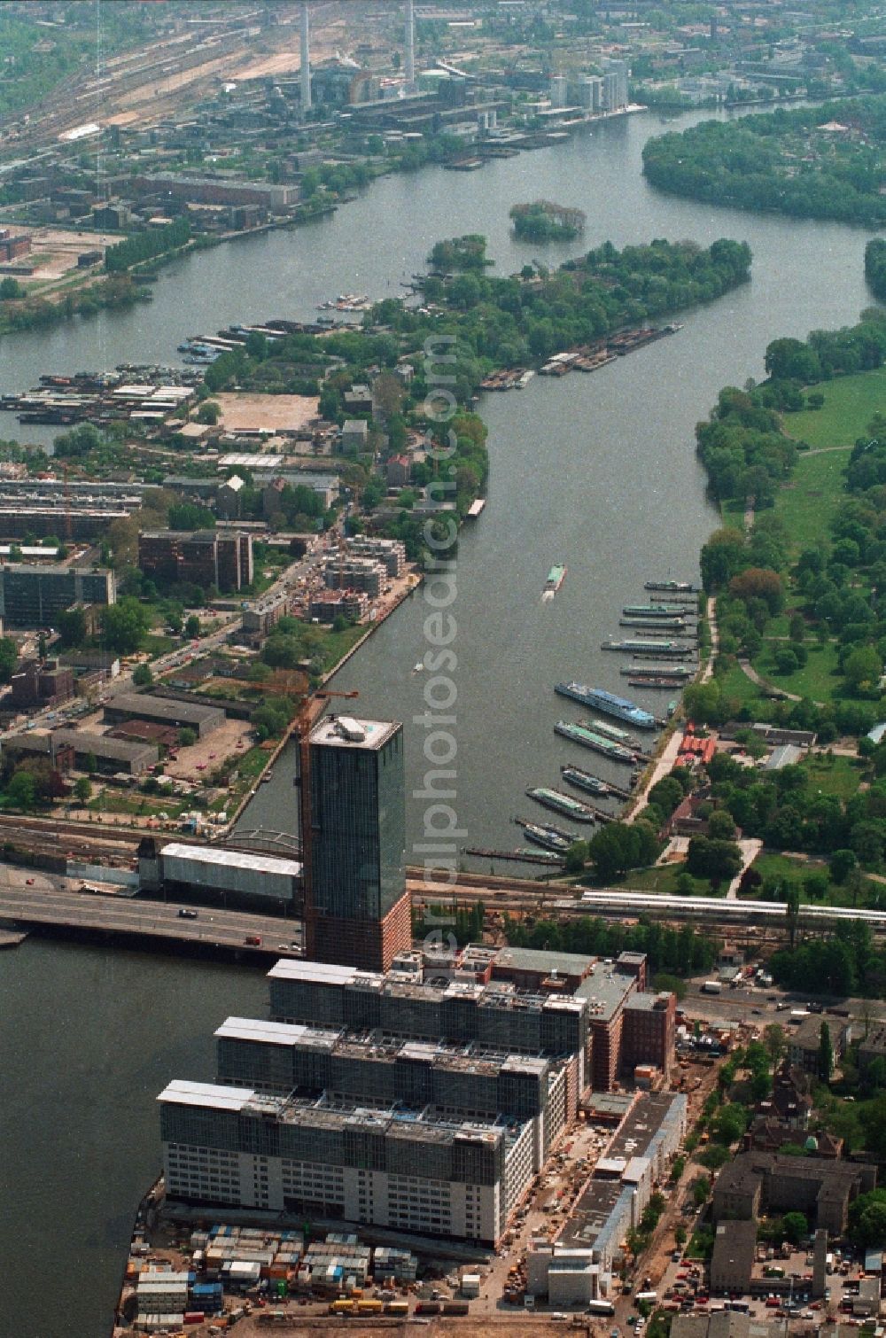 Aerial image Berlin Treptow - Construction site for the new building of the skyscraper Treptower the insurance company ALLIANZ on the banks of the River Spree in Berlin - Treptow