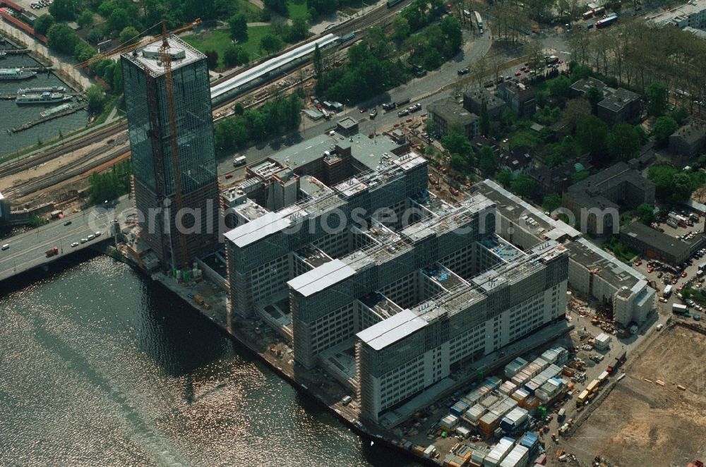 Aerial photograph Berlin Treptow - Construction site for the new building of the skyscraper Treptower the insurance company ALLIANZ on the banks of the River Spree in Berlin - Treptow