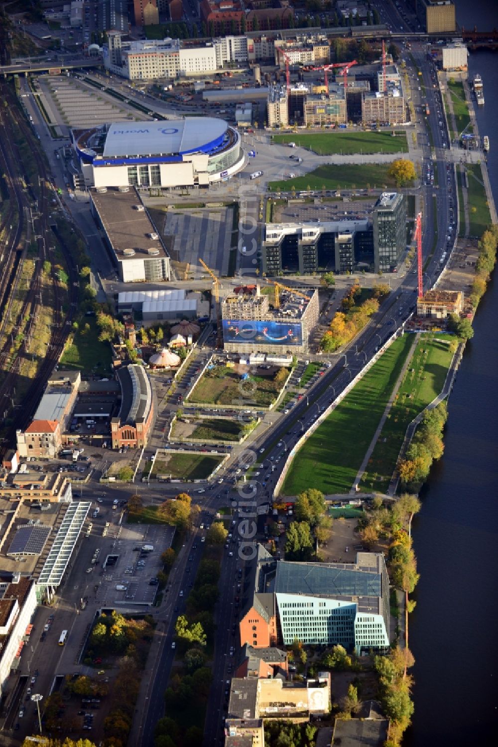 Aerial image Berlin - Construction site to build a new hotel and office campus on the Anschutz area in the district of Friedrichshain in Berlin. Porr Solutions Germany GmbH is the owner and developer of the property. Also visible is the multipurpose arena O2 World , operated by the Anschutz Entertainment Group. The Anschutz Areal is located on the banks of the river Spree with a view of the East Side Gallery