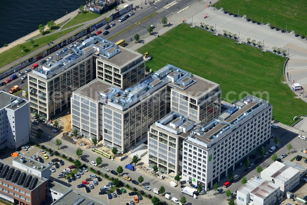 Berlin from the bird's eye view: Construction site to build a new hotel and office campus on the Anschutz area in the district of Friedrichshain in Berlin. Porr Solutions Germany GmbH is the owner and developer of the property