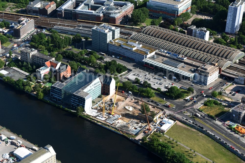 Aerial image Berlin - Construction site to build a new hotel and a residential building by the construction company Schrobsdorff Bau AG at Stralauer Platz in district Friedrichshain in Berlin, Germany. Client is JUWI 3 Immobilien GmbH