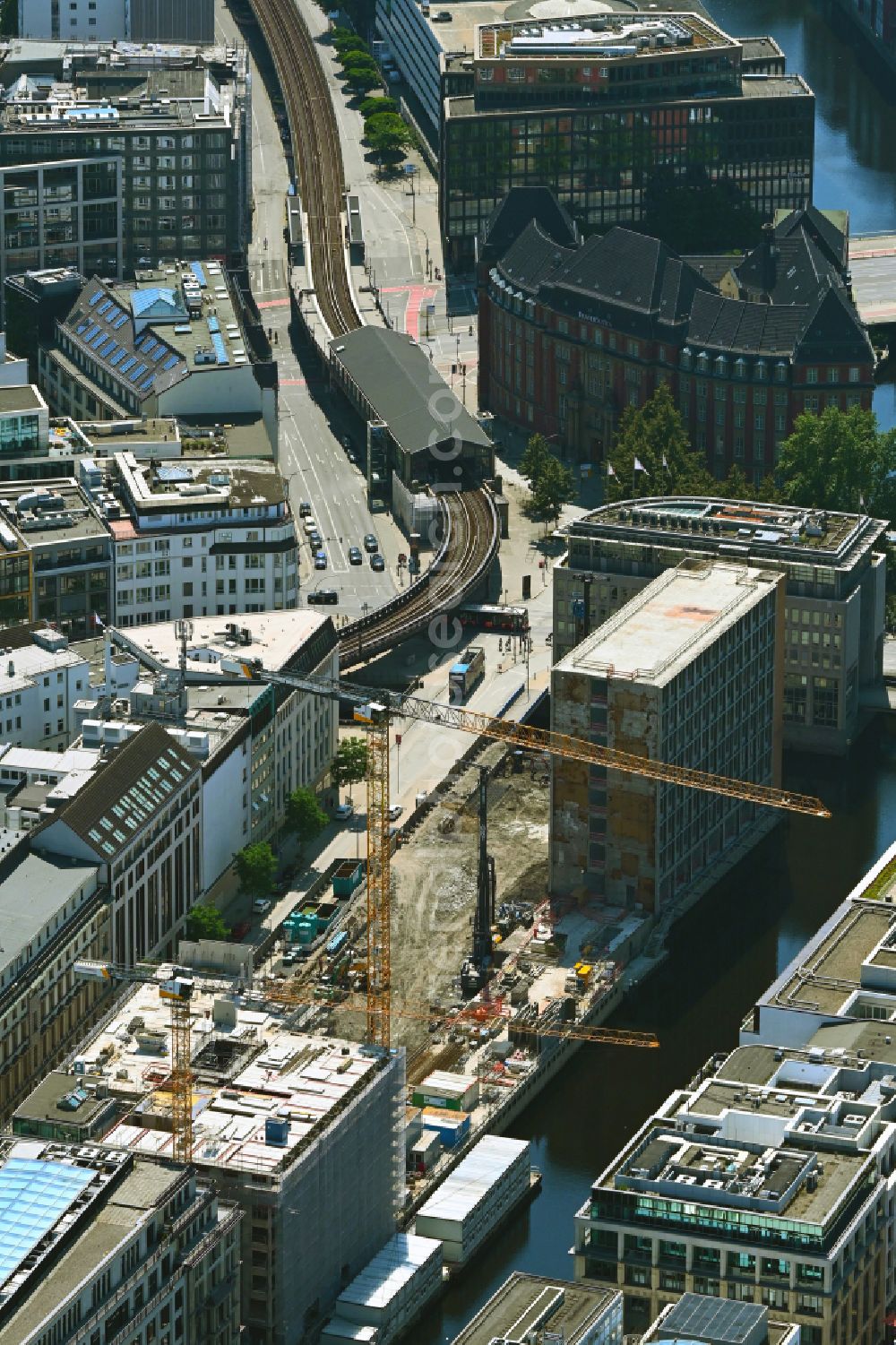 Aerial photograph Hamburg - New construction site of the hotel complex between the Alsterfleet canal and the Alter Wall street in the Altstadt district of Hamburg, Germany