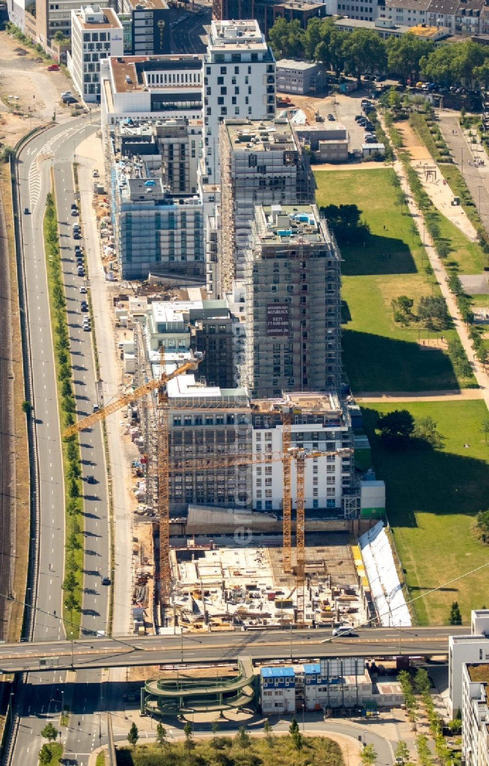 Düsseldorf from the bird's eye view: New building construction of the hotel complex LE QUARTIER CENTRAL with adjacent to the residential project PANDION D'OR at the Marc Chagall street in Dusseldorf in North Rhine-Westphalia