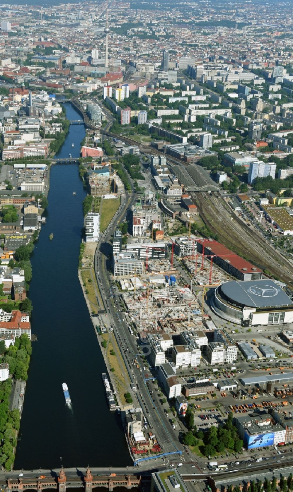 Aerial photograph Berlin - Construction site for the new building eines Kino- Freizeit- and Hotelkomplexes on Anschutz- Areal along of Muehlenstrasse in the district Bezirk Friedrichshain-Kreuzberg in Berlin, Germany