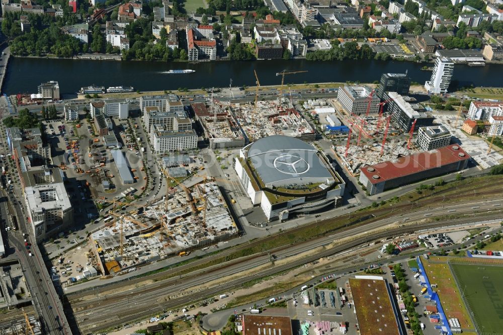 Berlin from the bird's eye view: Construction site for the new building eines Kino- Freizeit- and Hotelkomplexes on Anschutz- Areal along of Muehlenstrasse in the district Bezirk Friedrichshain-Kreuzberg in Berlin, Germany