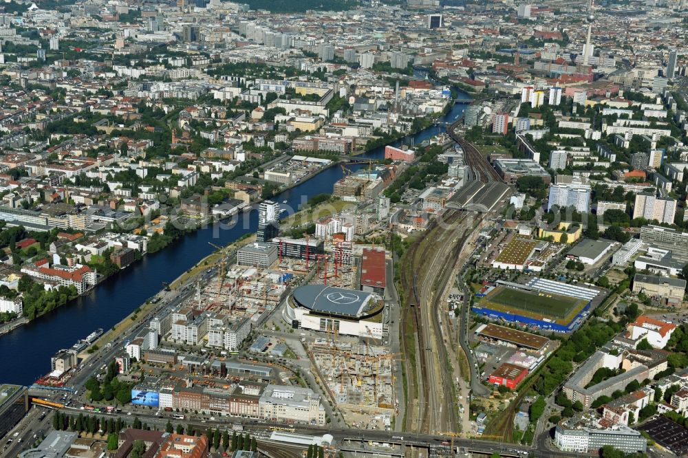 Aerial photograph Berlin - Construction site for the new building eines Kino- Freizeit- and Hotelkomplexes on Anschutz- Areal along of Muehlenstrasse in the district Bezirk Friedrichshain-Kreuzberg in Berlin, Germany