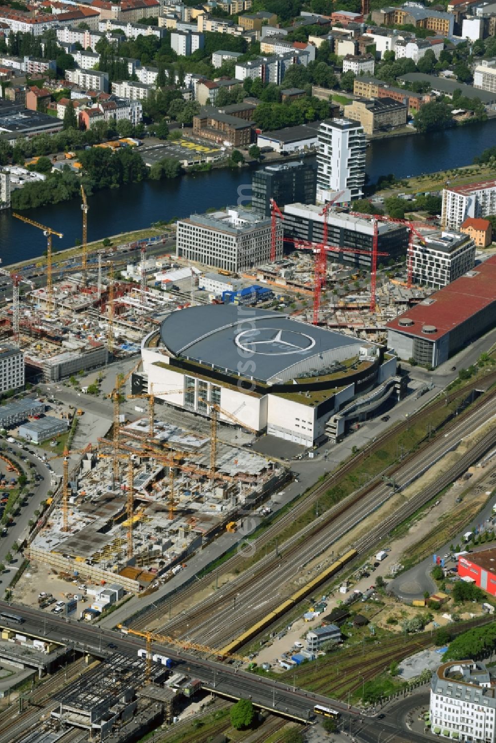 Aerial image Berlin - Construction site for the new building eines Kino- Freizeit- and Hotelkomplexes on Anschutz- Areal along of Muehlenstrasse in the district Bezirk Friedrichshain-Kreuzberg in Berlin, Germany