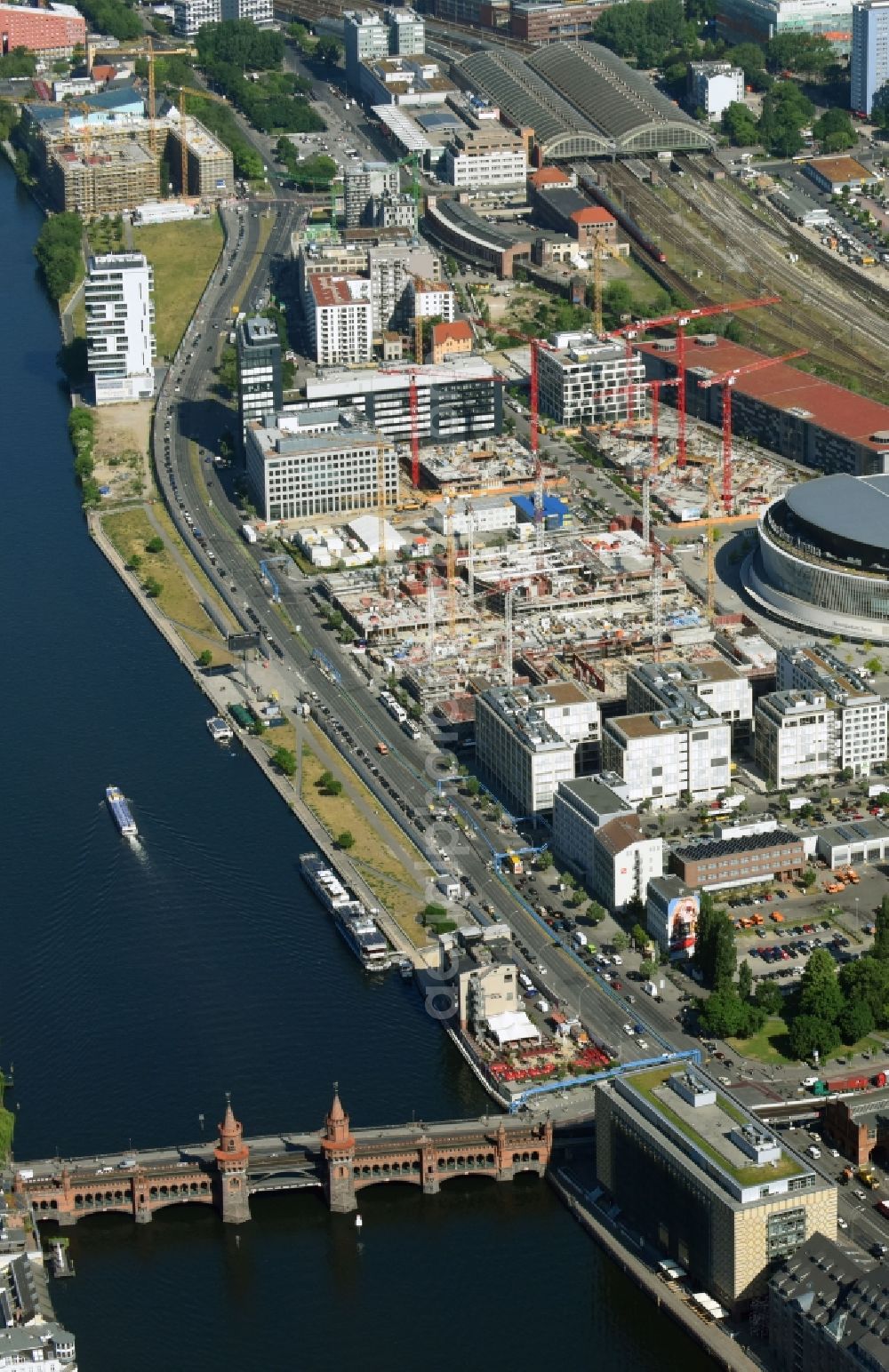 Berlin from the bird's eye view: Construction site for the new building eines Kino- Freizeit- and Hotelkomplexes on Anschutz- Areal along of Muehlenstrasse in the district Bezirk Friedrichshain-Kreuzberg in Berlin, Germany