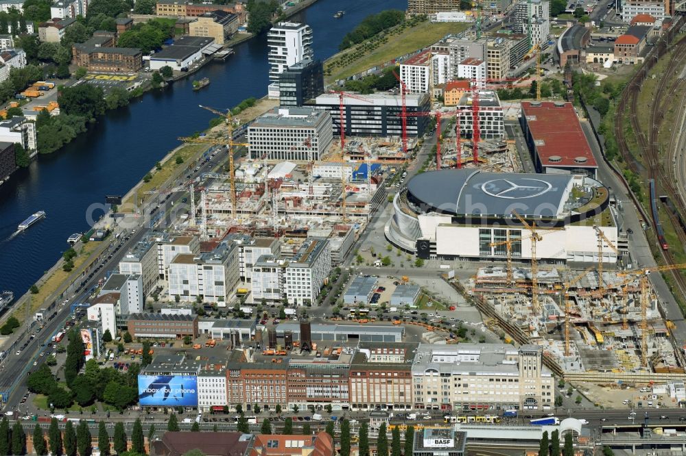 Aerial image Berlin - Construction site for the new building eines Kino- Freizeit- and Hotelkomplexes on Anschutz- Areal along of Muehlenstrasse in the district Bezirk Friedrichshain-Kreuzberg in Berlin, Germany