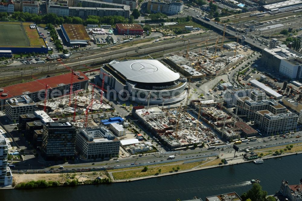 Aerial photograph Berlin - Construction site for the new building eines Kino- Freizeit- and Hotelkomplexes on Anschutz- Areal along of Muehlenstrasse in the district Bezirk Friedrichshain-Kreuzberg in Berlin, Germany