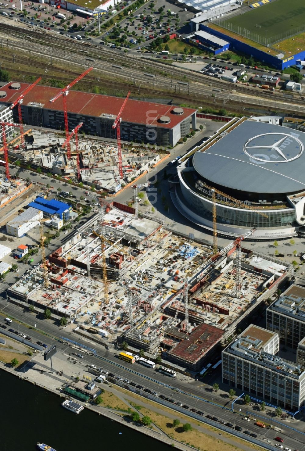 Aerial photograph Berlin - Construction site for the new building eines Kino- Freizeit- and Hotelkomplexes on Anschutz- Areal along of Muehlenstrasse in the district Bezirk Friedrichshain-Kreuzberg in Berlin, Germany