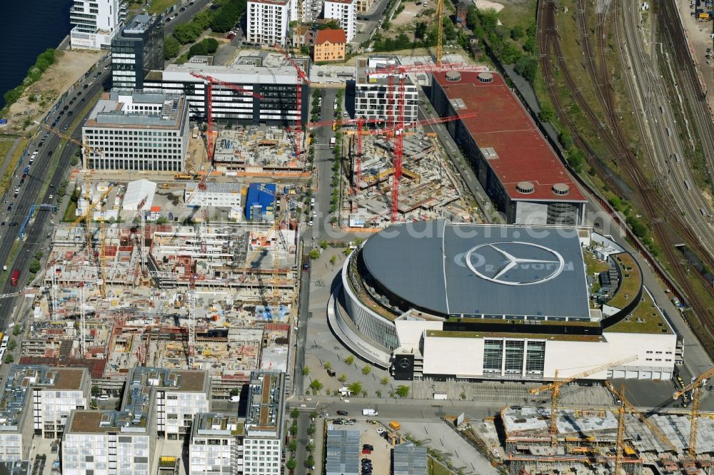 Berlin from the bird's eye view: Construction site for the new building eines Kino- Freizeit- and Hotelkomplexes on Anschutz- Areal along of Muehlenstrasse in the district Bezirk Friedrichshain-Kreuzberg in Berlin, Germany