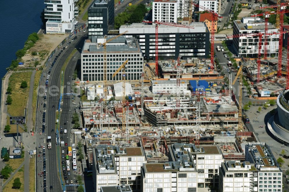 Aerial image Berlin - Construction site for the new building eines Kino- Freizeit- and Hotelkomplexes on Anschutz- Areal along of Muehlenstrasse in the district Bezirk Friedrichshain-Kreuzberg in Berlin, Germany