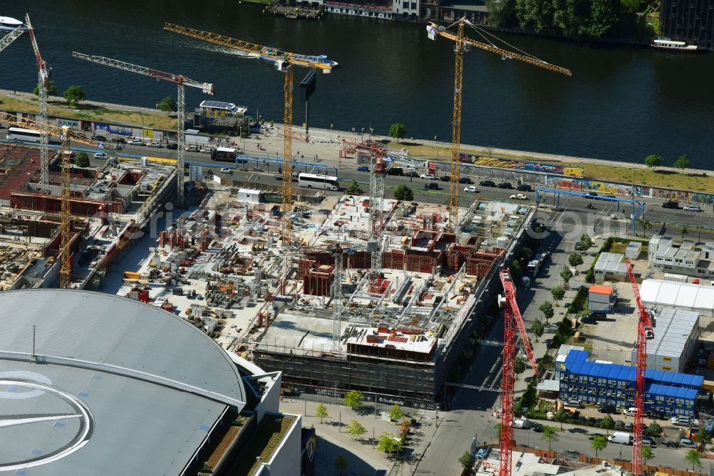 Aerial photograph Berlin - Construction site for the new building eines Kino- Freizeit- and Hotelkomplexes on Anschutz- Areal along of Muehlenstrasse in the district Bezirk Friedrichshain-Kreuzberg in Berlin, Germany