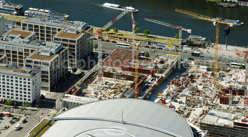 Berlin from the bird's eye view: Construction site for the new building eines Kino- Freizeit- and Hotelkomplexes on Anschutz- Areal along of Muehlenstrasse in the district Bezirk Friedrichshain-Kreuzberg in Berlin, Germany