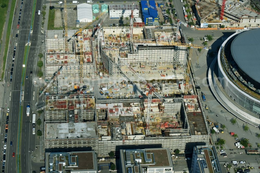 Aerial image Berlin - Construction site for the new building eines Kino- Freizeit- and Hotelkomplexes on Anschutz- Areal along of Muehlenstrasse in the district Bezirk Friedrichshain-Kreuzberg in Berlin, Germany