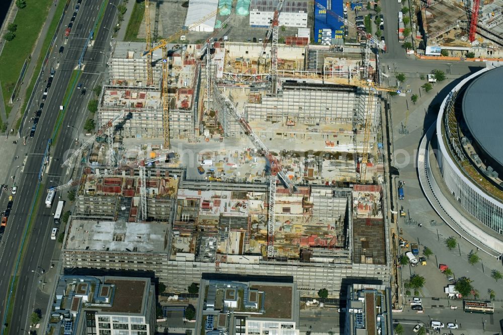 Aerial photograph Berlin - Construction site for the new building eines Kino- Freizeit- and Hotelkomplexes on Anschutz- Areal along of Muehlenstrasse in the district Bezirk Friedrichshain-Kreuzberg in Berlin, Germany