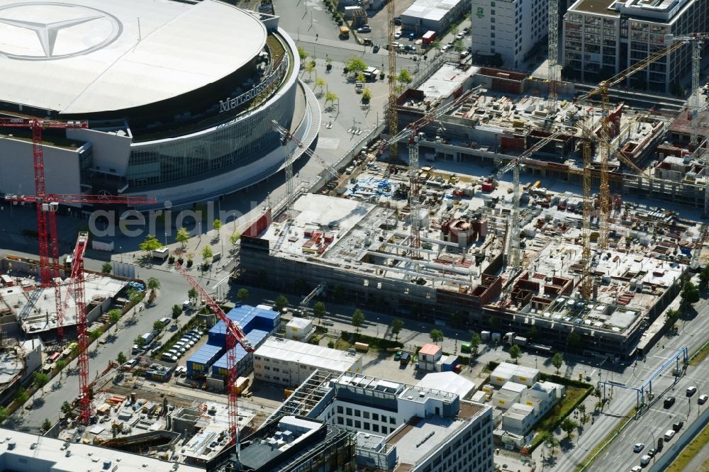 Aerial image Berlin - Construction site for the new building eines Kino- Freizeit- and Hotelkomplexes on Anschutz- Areal along of Muehlenstrasse in the district Bezirk Friedrichshain-Kreuzberg in Berlin, Germany