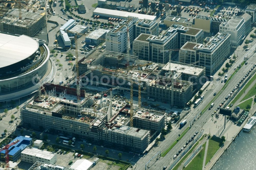 Berlin from the bird's eye view: Construction site for the new building eines Kino- Freizeit- and Hotelkomplexes on Anschutz- Areal along of Muehlenstrasse in the district Bezirk Friedrichshain-Kreuzberg in Berlin, Germany