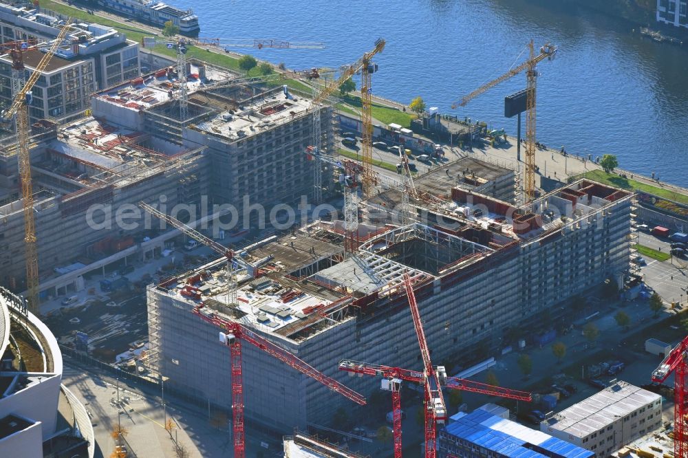 Aerial photograph Berlin - Construction site for the new building eines Kino- Freizeit- and Hotelkomplexes on Anschutz- Areal along of Muehlenstrasse in the district Bezirk Friedrichshain-Kreuzberg in Berlin, Germany