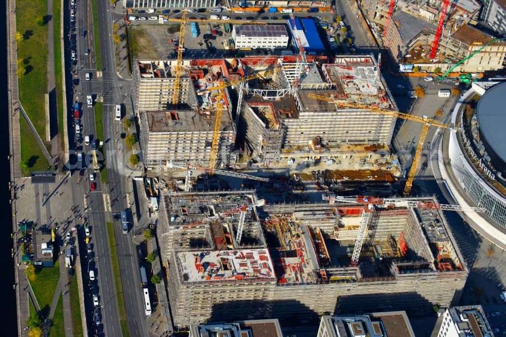 Berlin from the bird's eye view: Construction site for the new building eines Kino- Freizeit- and Hotelkomplexes on Anschutz- Areal along of Muehlenstrasse in the district Bezirk Friedrichshain-Kreuzberg in Berlin, Germany