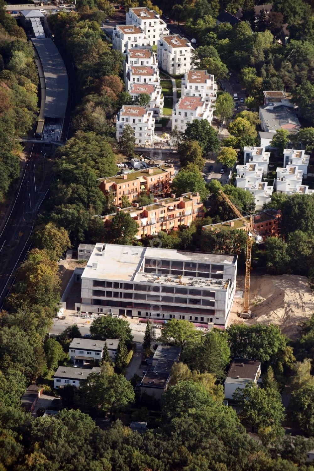 Berlin from the bird's eye view: Construction site for the new building der Koenig Fahd Akademie nach Entwuerfen der Architekten der AUKETT + HEESE GmbH durch das Bauunternehmen Ed. Zueblin AG in Berlin