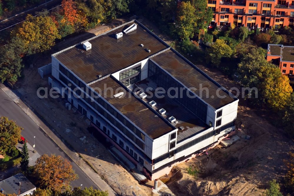 Berlin from the bird's eye view: Construction site for the new building der Koenig Fahd Akademie nach Entwuerfen der Architekten der AUKETT + HEESE GmbH durch das Bauunternehmen Ed. Zueblin AG in Berlin