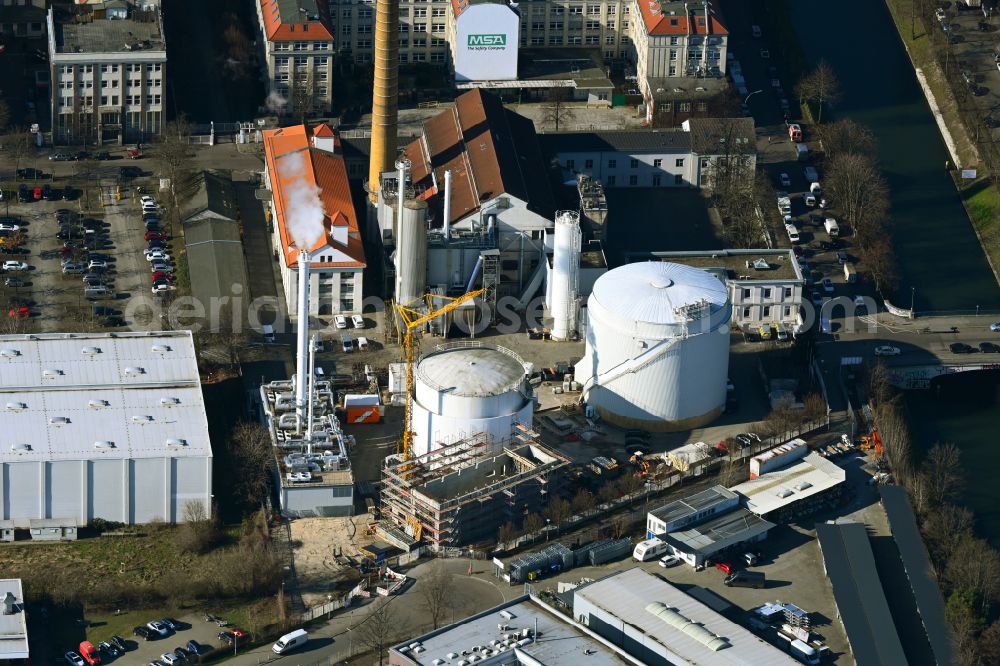 Berlin from the bird's eye view: Construction site of power plants and exhaust towers of thermal power station Blockheizkraftwerk in Fernheizwerk Neukoelln on the Weigandufer in the district Neukoelln in Berlin, Germany