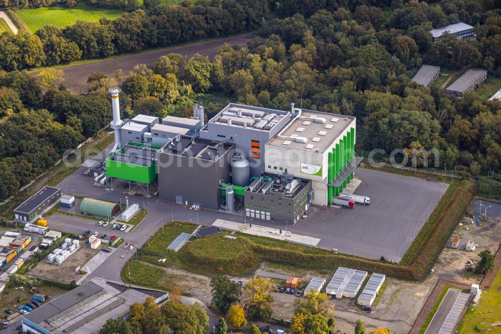 Dinslaken from the bird's eye view: Construction site of power plants and exhaust towers of thermal power station DHE - Dinslakener Holz-Energiezentrum in Dinslaken at Ruhrgebiet in the state North Rhine-Westphalia, Germany